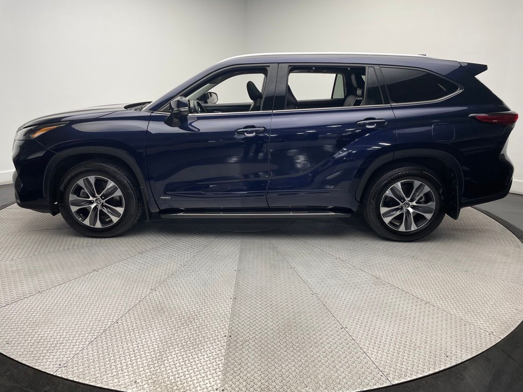 2022 Toyota Highlander XLE 8