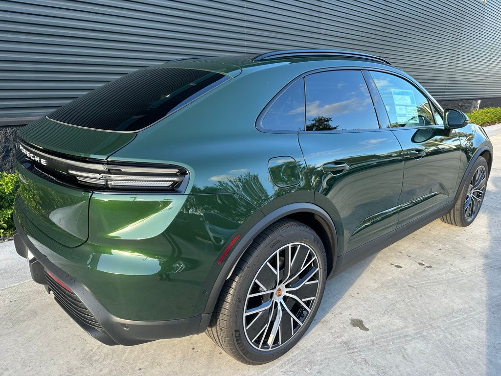 2024 Porsche Macan T 9