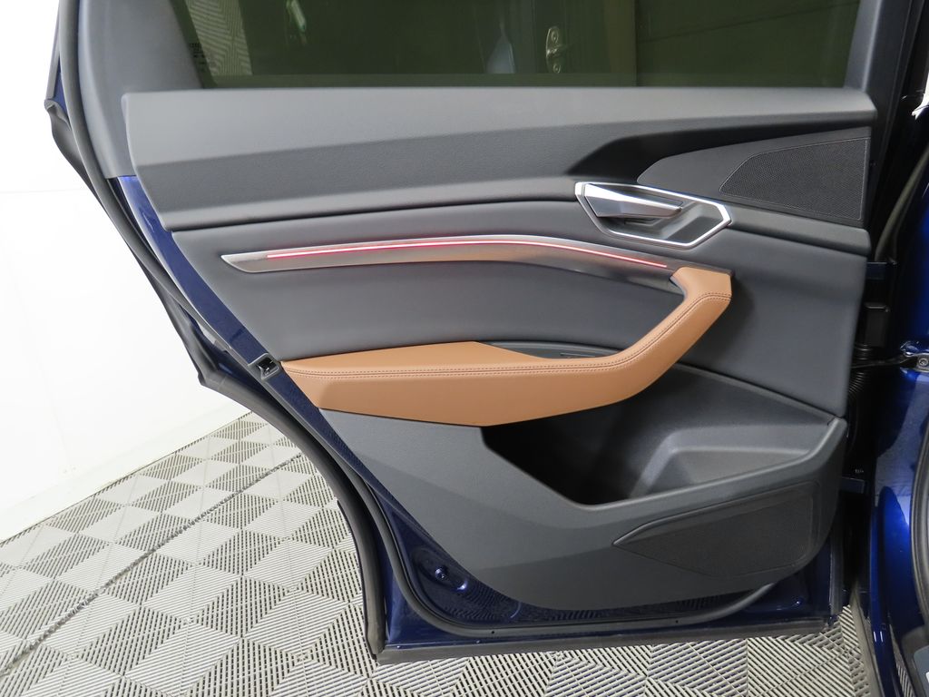 2022 Audi e-tron Premium 27