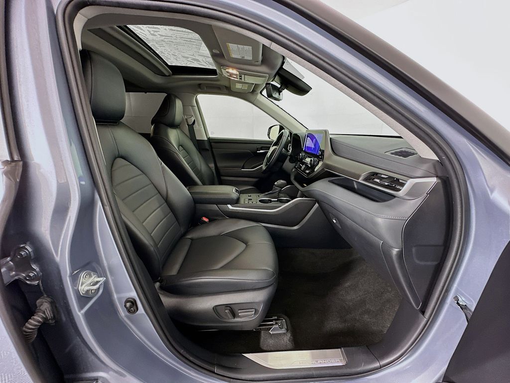 2023 Toyota Highlander XLE 30