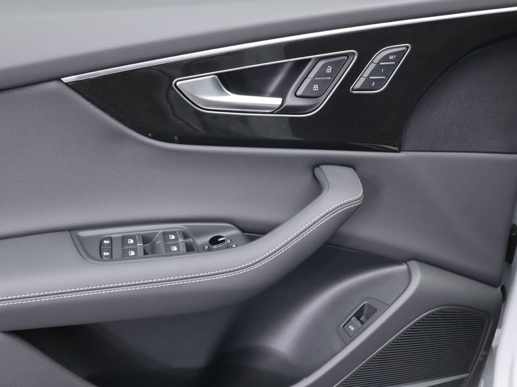 Thumbnail: 2025 Audi Q8 - 25