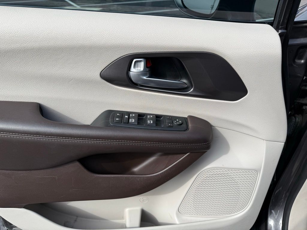 Thumbnail: 2017 Chrysler Pacifica - 11