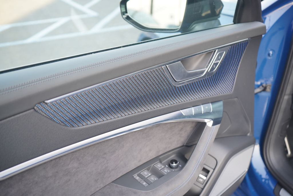 Thumbnail: 2025 Audi RS 6 - 11