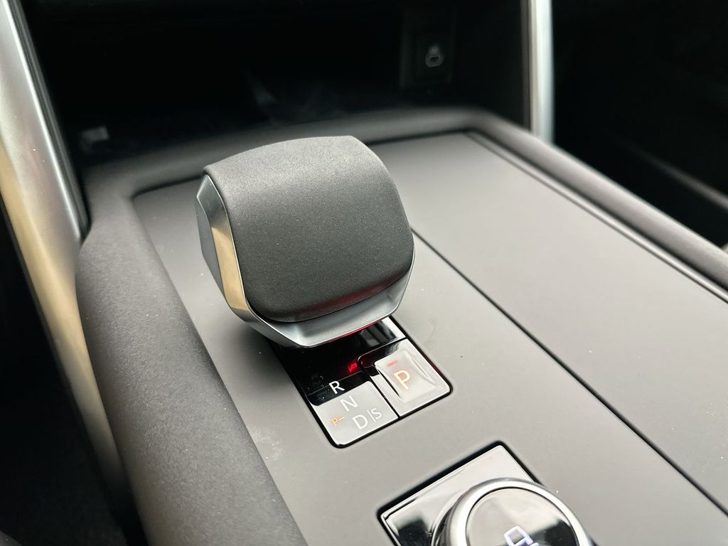 2025 Land Rover Discovery S 11