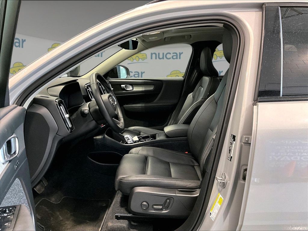 2025 Volvo XC40 — photo 11