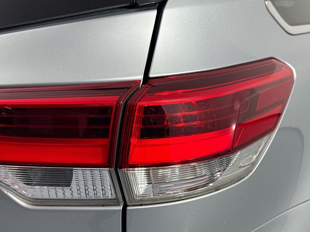 Used Car 2018 Toyota Highlander  Xle For Sale Under $25,000 In Austin, Texas