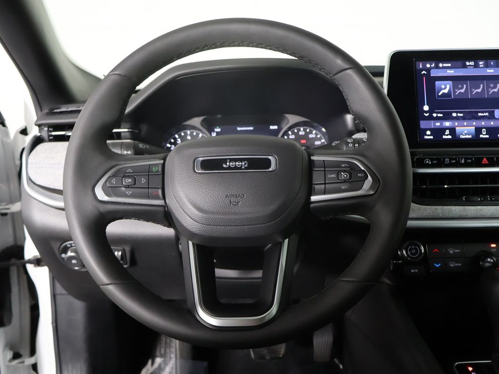 Used 2025 White Jeep Latitude image 35