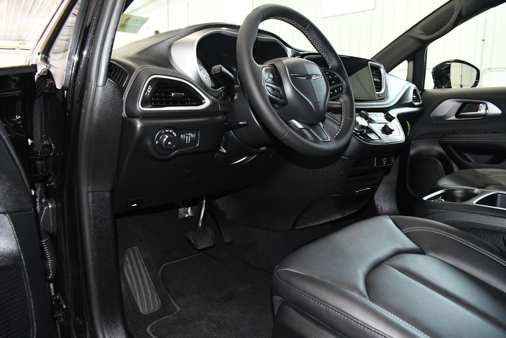 Used 2026 Black Chrysler Select image 21