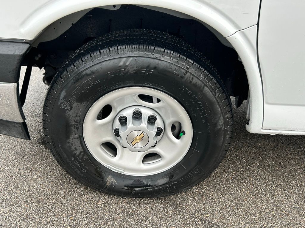 New 2025 Summit White Chevrolet Work Van image 17