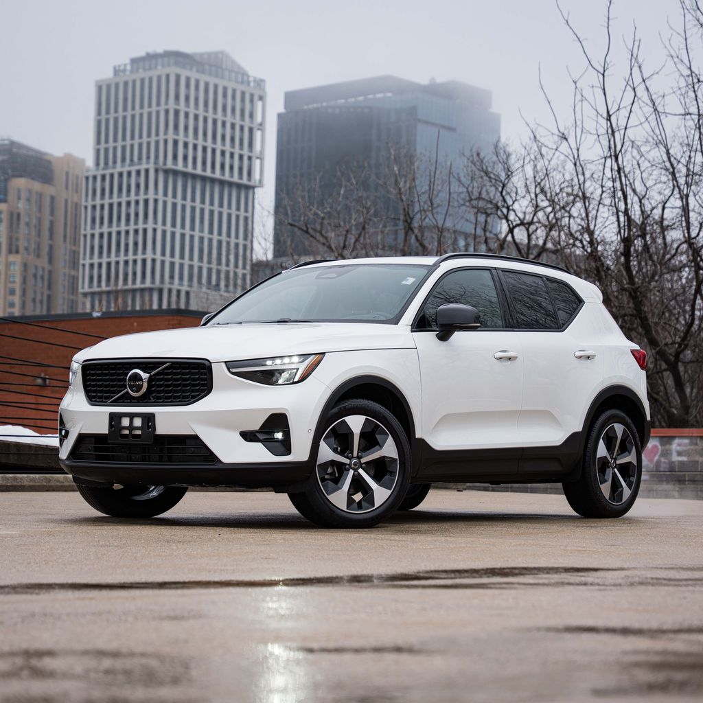 2025 Volvo XC40 B5 Plus Dark Theme AWD