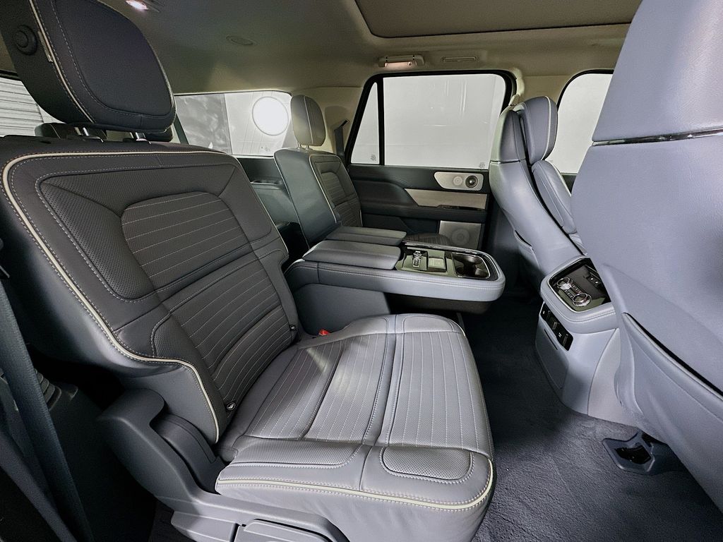 Thumbnail: 2020 Lincoln Navigator L - 29