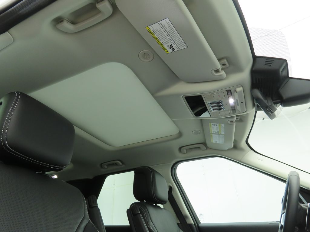 Thumbnail: 2024 Land Rover Discovery - 18