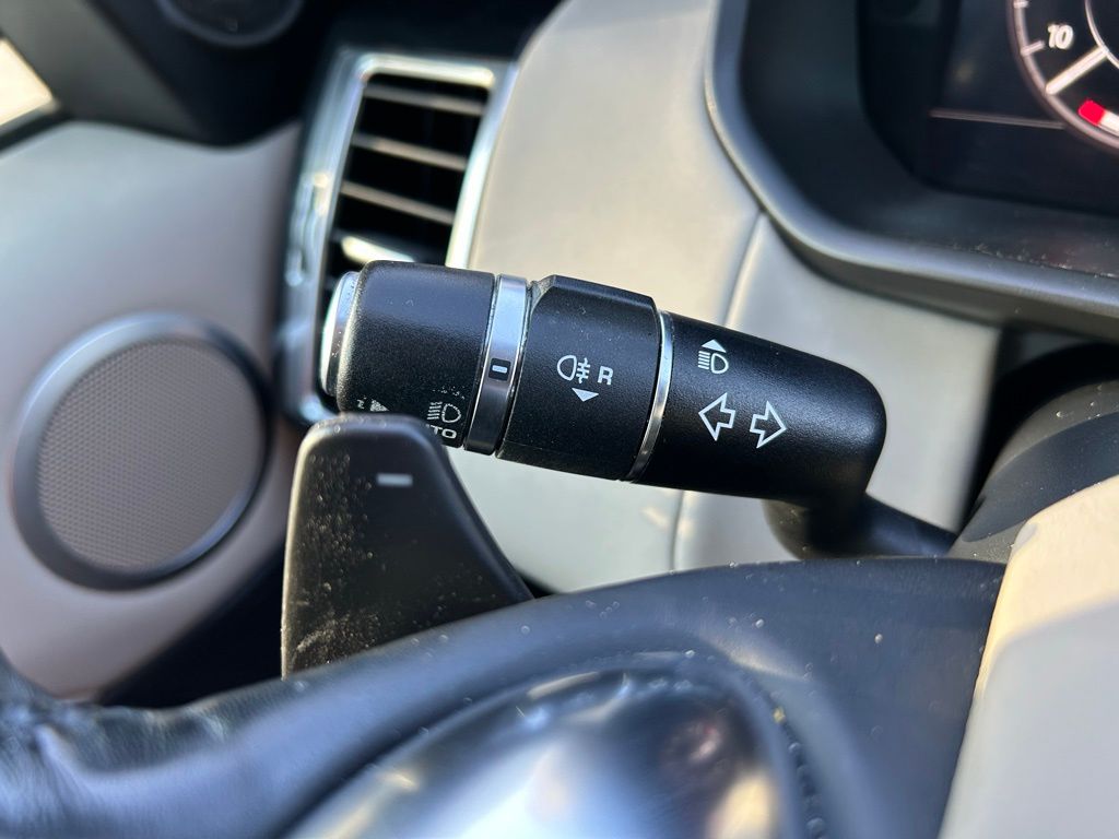 Thumbnail: 2018 Land Rover Discovery - 22