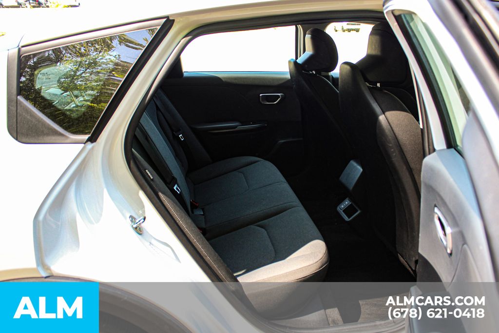 Used 2025 White Kia LXS image 18