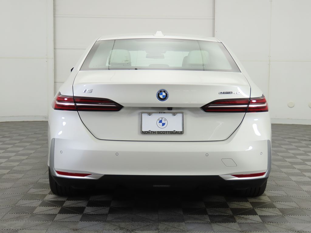 Thumbnail: 2026 BMW i5 - 6
