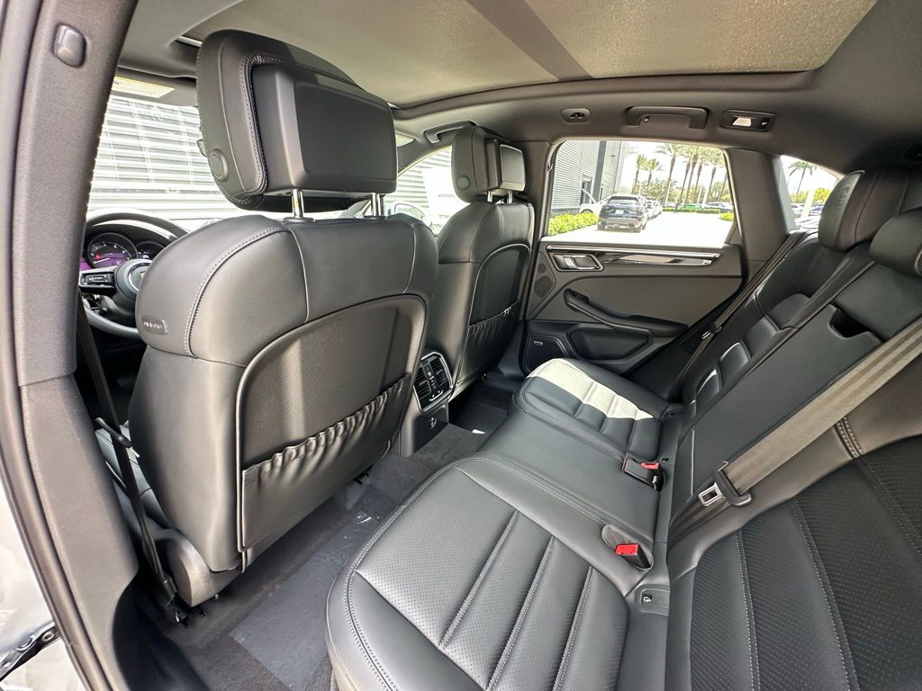 2025 Porsche Macan  31