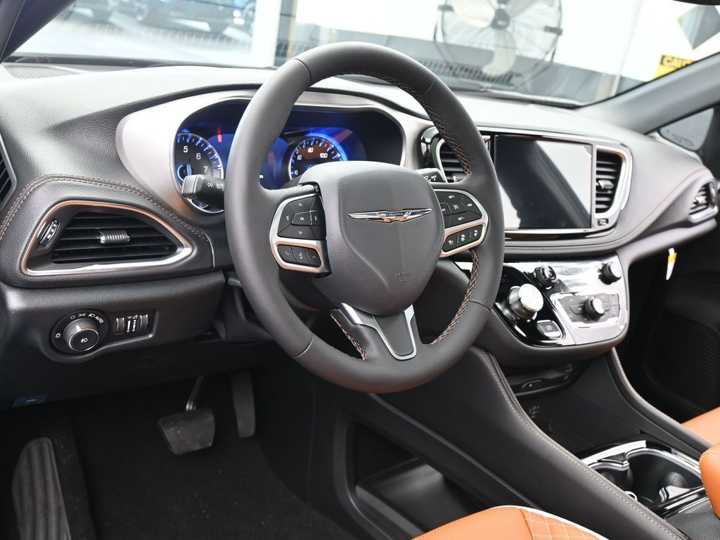 New 2026 Diamond Black Crystal Pearlcoat Chrysler Pinnacle image 14