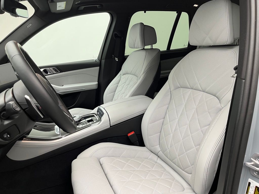 2025 BMW X5 M60i 9