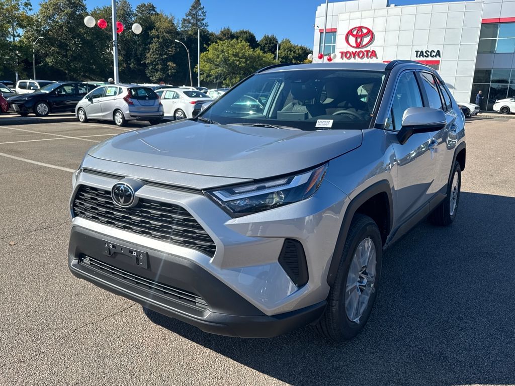 2025 Toyota RAV4 XLE photo 3
