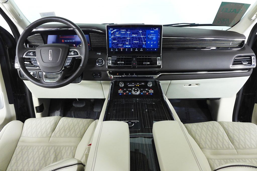 Thumbnail: 2023 Lincoln Navigator L - 25
