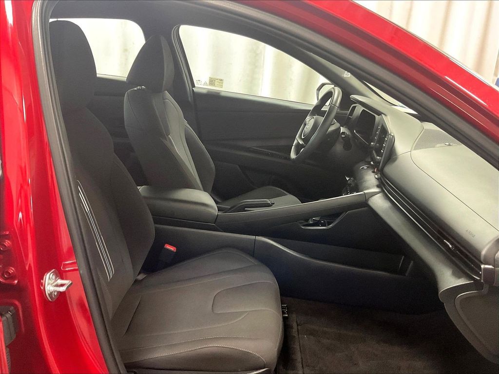 2025 Hyundai Elantra — photo 11