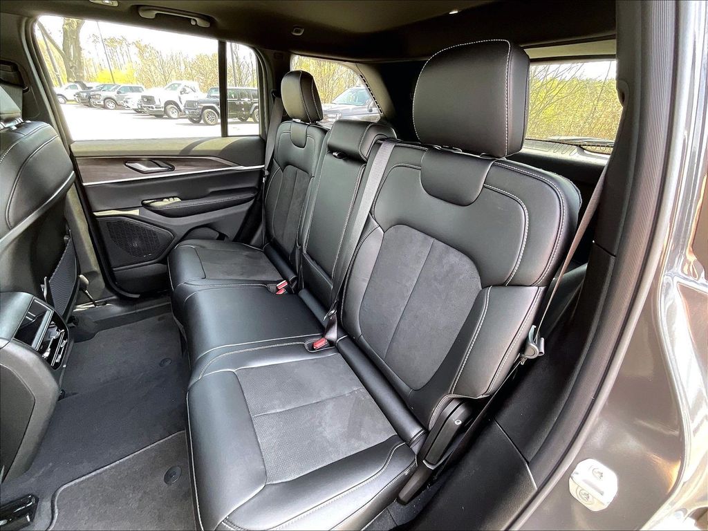 2026 Jeep Grand Cherokee — photo 15