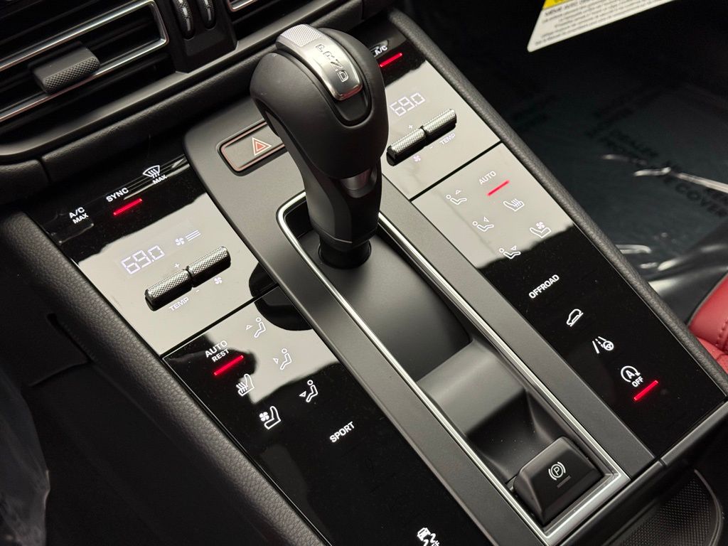 Thumbnail: 2025 Porsche Macan - 15