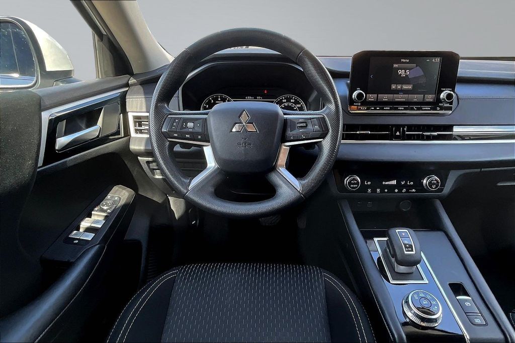 2024 Mitsubishi Outlander ES - 8
