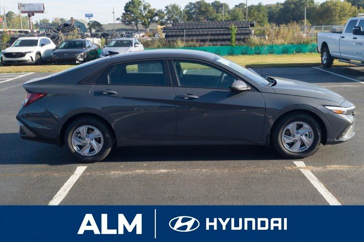 2025 Hyundai Elantra SE photo 4