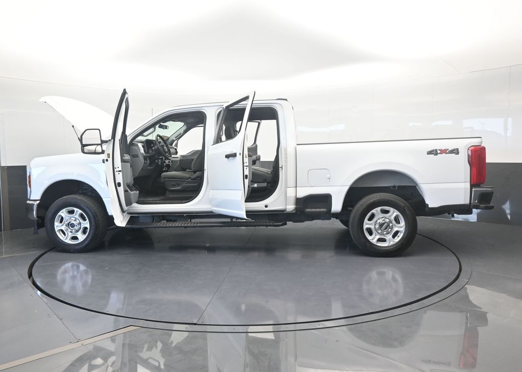 Used 2025 Oxford White Ford XLT image 78
