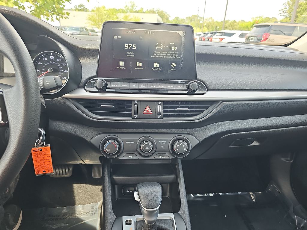 Used 2021 White Kia LXS image 19