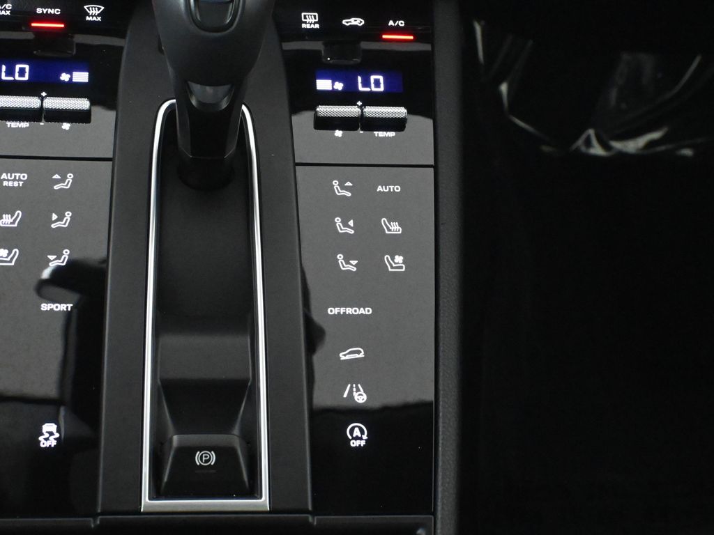 Thumbnail: 2025 Porsche Macan - 25