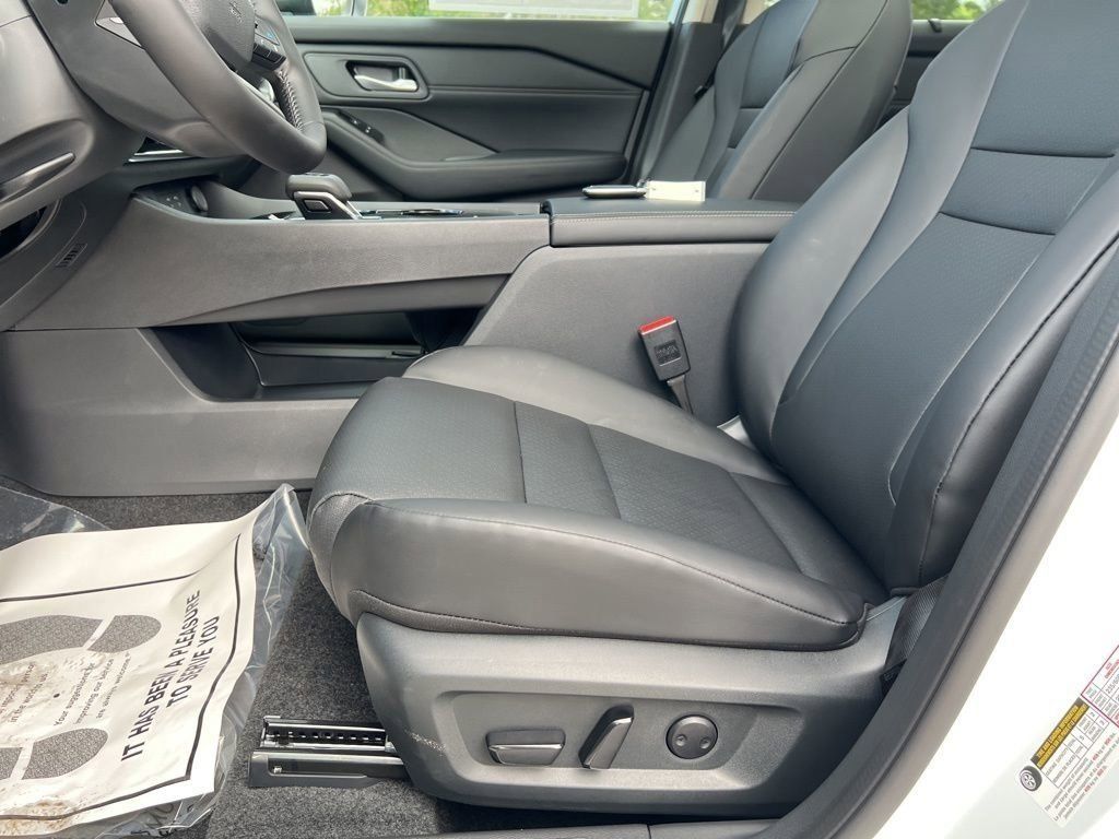 2025 Everest White Pearl Nissan Rogue SV FWD SUV