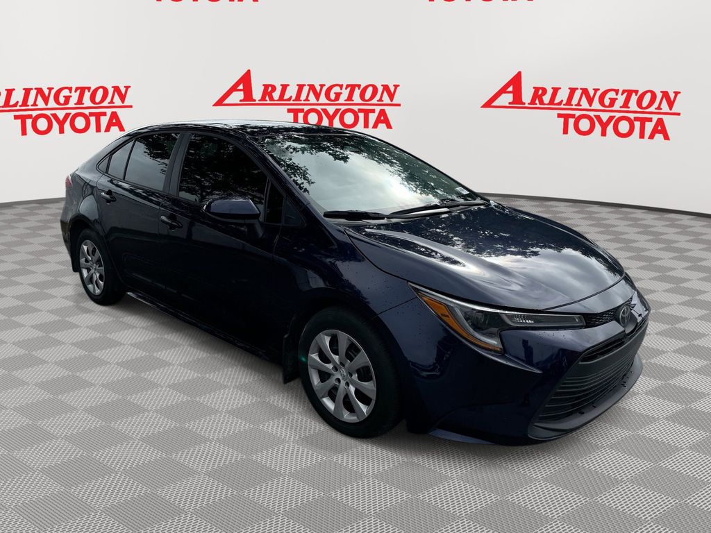 2025 Toyota Corolla LE's photo