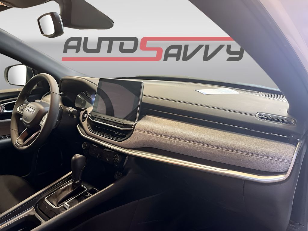Used 2024 White Jeep Latitude image 27