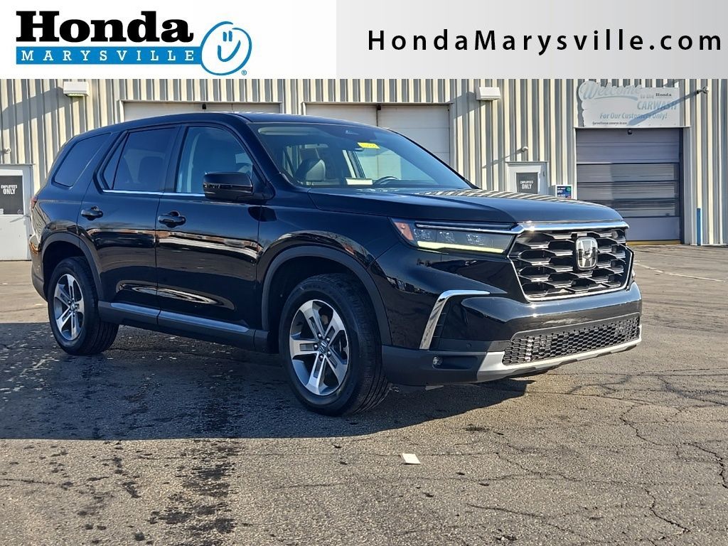2023 Honda Pilot EX-L AWD with Captains Chairs
