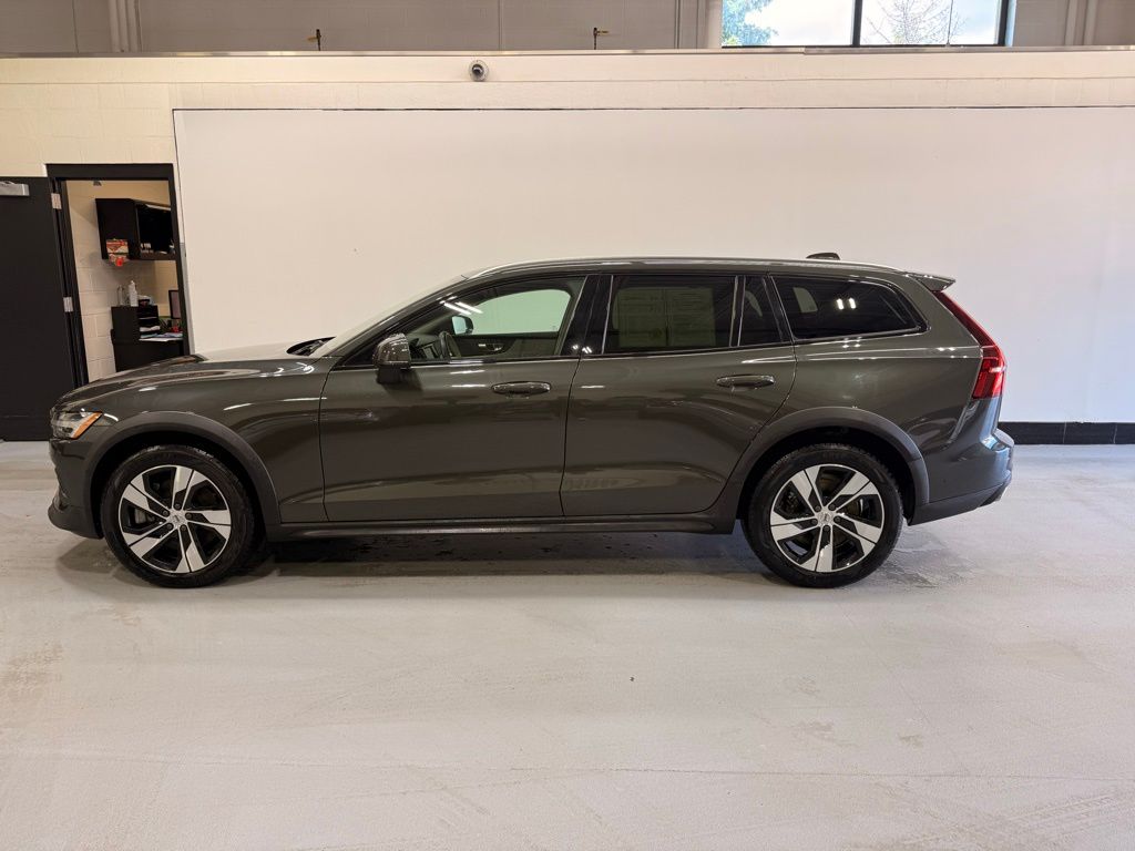 Thumbnail: 2022 Volvo S60 - 2