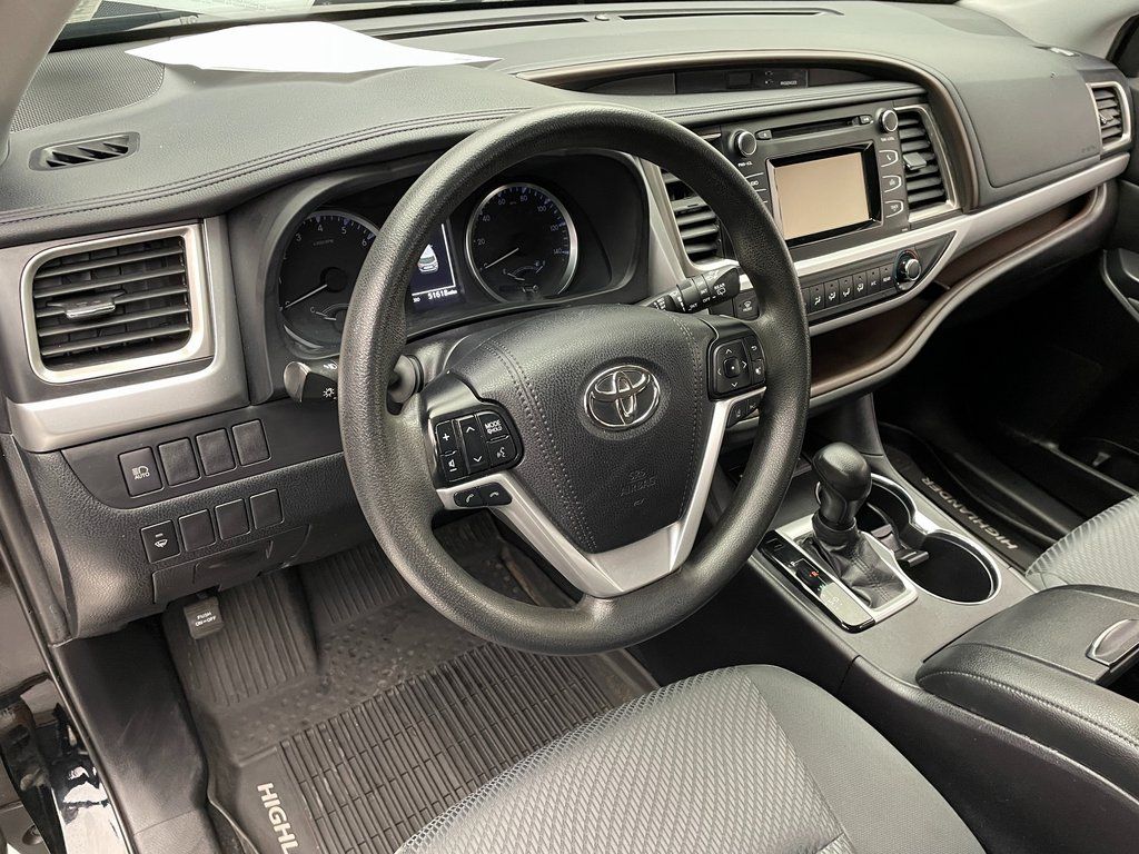 2019 Toyota Highlander LE 11