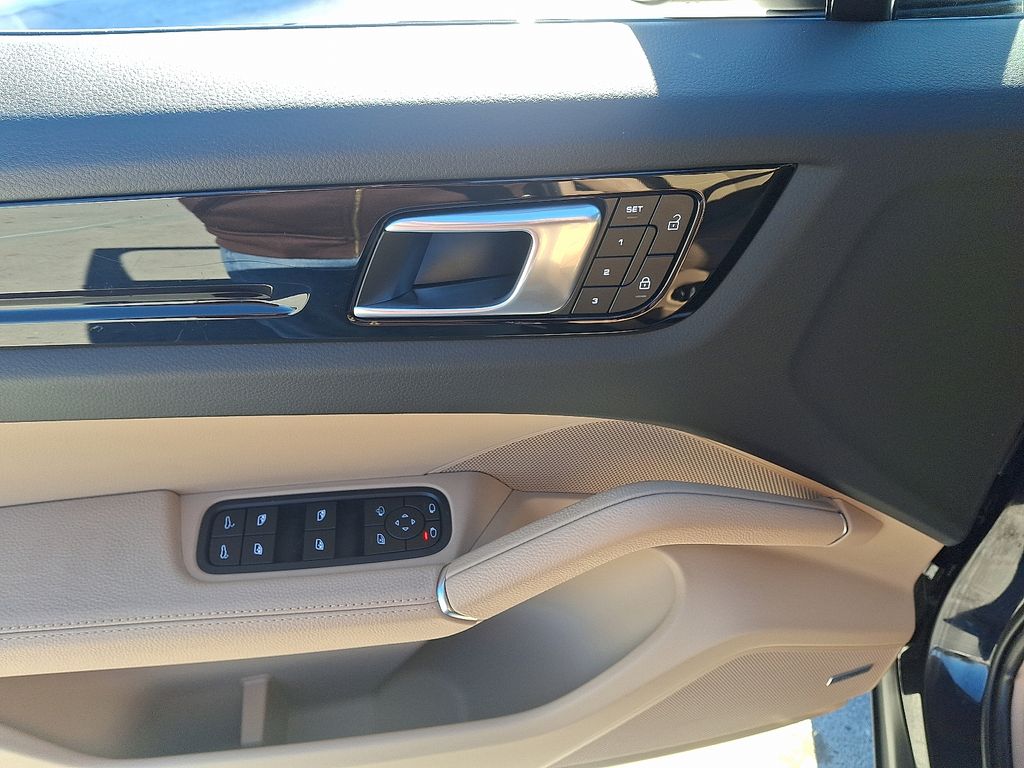 Thumbnail: 2022 Porsche Cayenne - 14