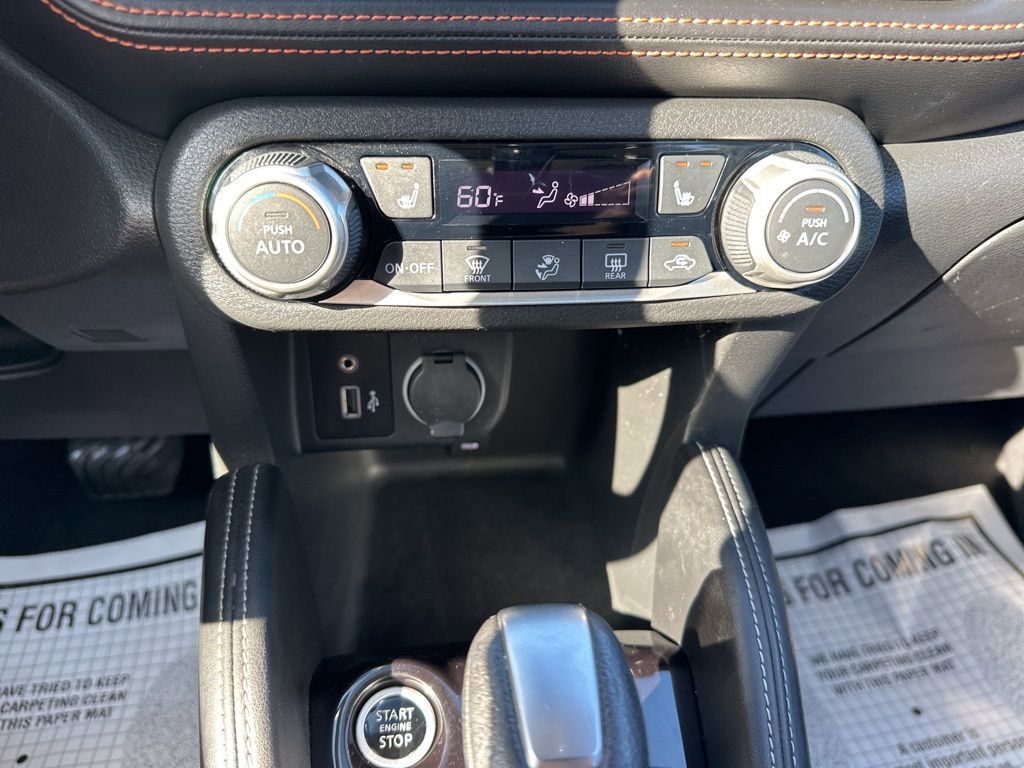 2020 Aspen White/Super Black Nissan Kicks SR FWD SUV