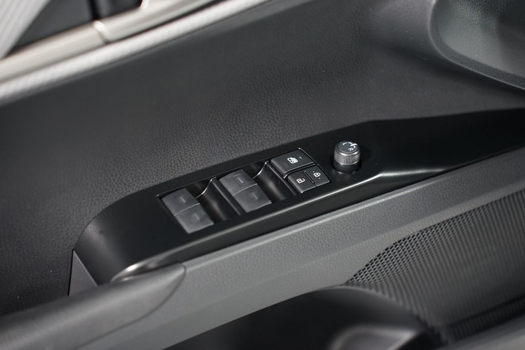 2025 Toyota Camry SE 32