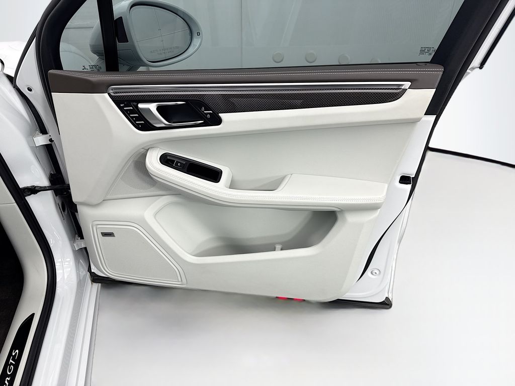 Thumbnail: 2020 Porsche Macan - 26