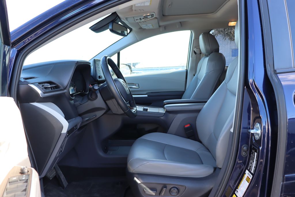 2022 Toyota Sienna XLE 29