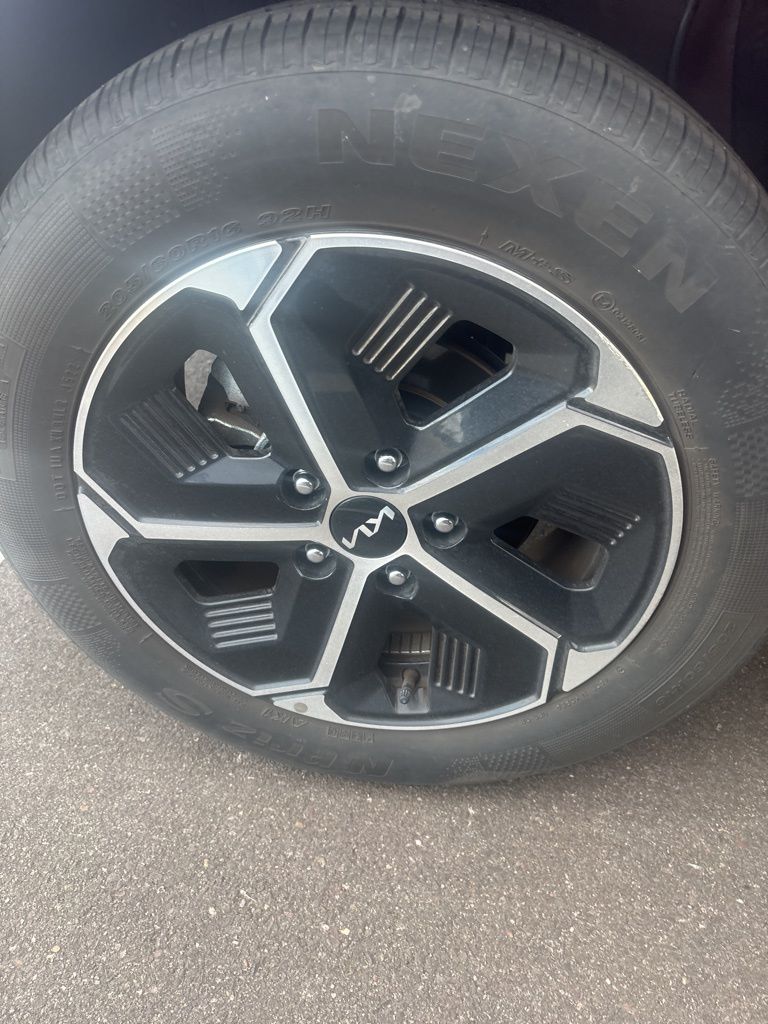 Thumbnail: 2023 Kia Niro - 4