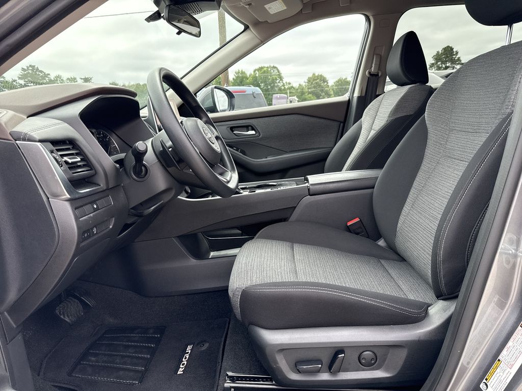 2023 Nissan Rogue SV - 11