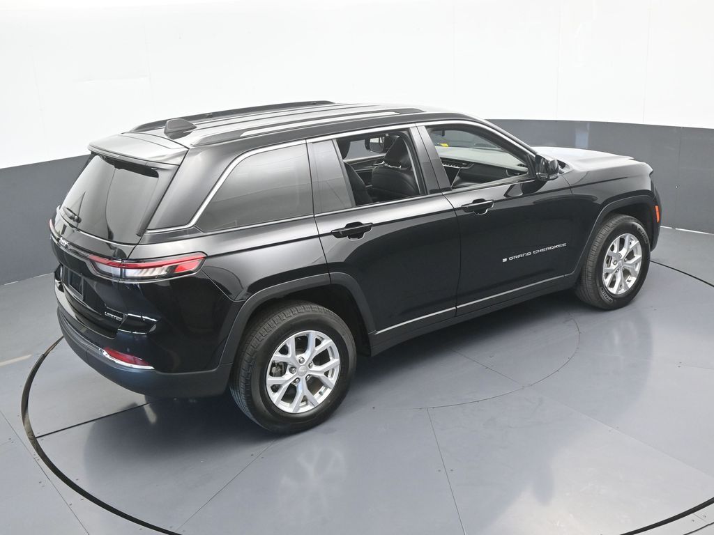 Used 2024 Diamond Black Crystal Pearlcoat Jeep Limited image 59