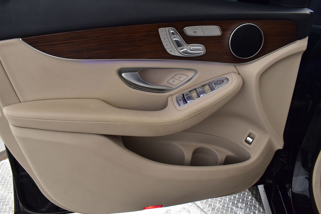 Thumbnail: 2022 Mercedes-Benz GLC - 12