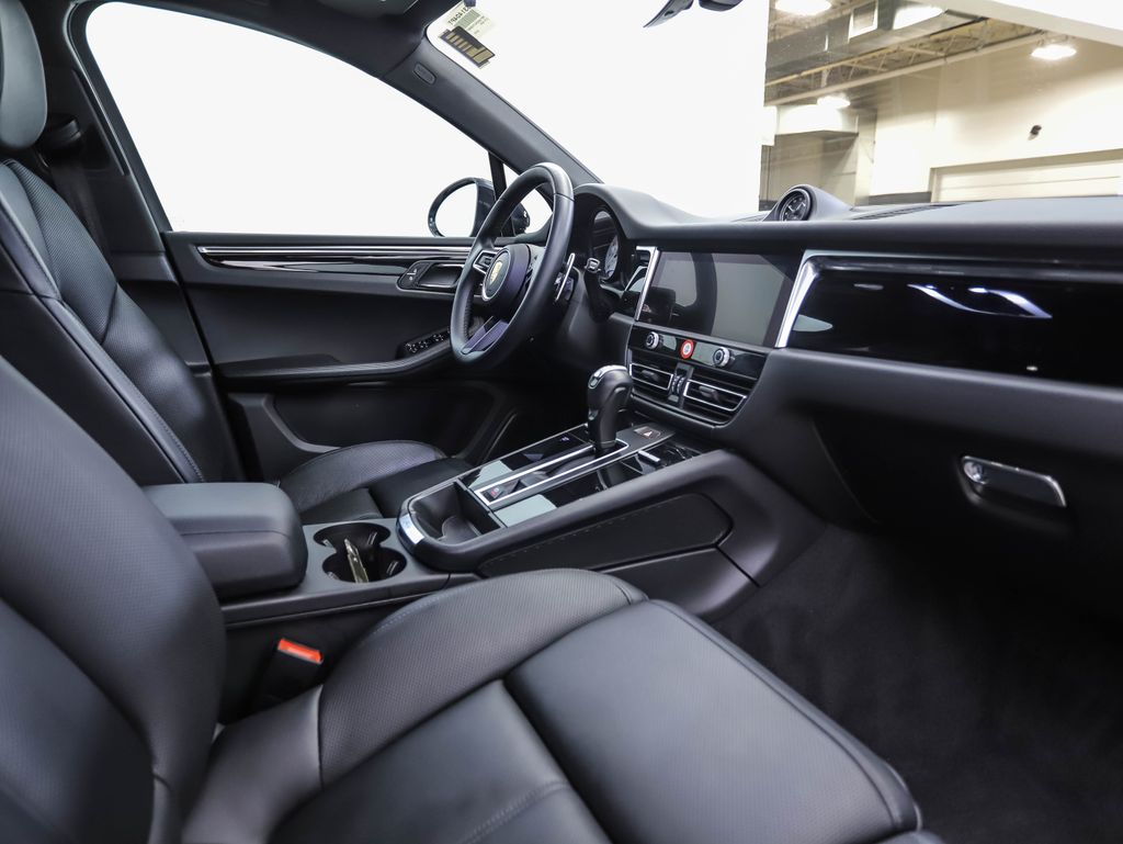 Thumbnail: 2023 Porsche Macan - 28