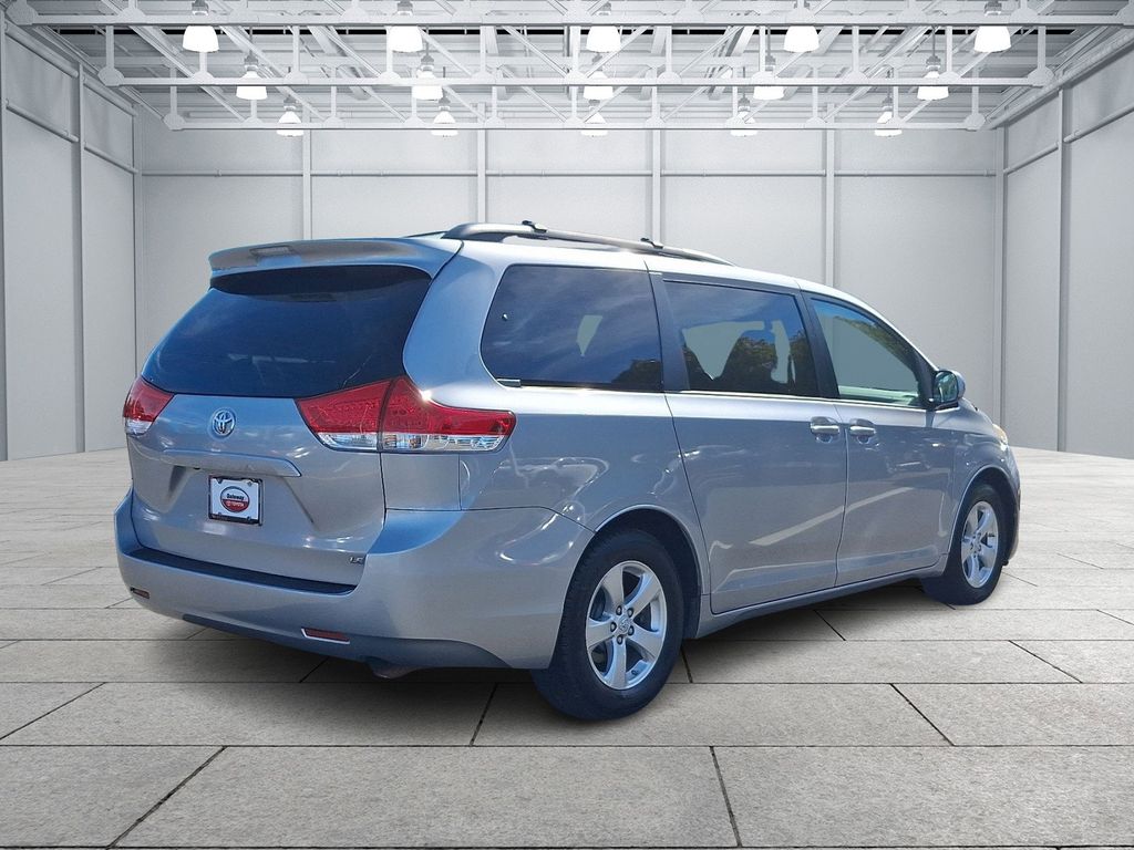 Thumbnail: 2014 Toyota Sienna - 4