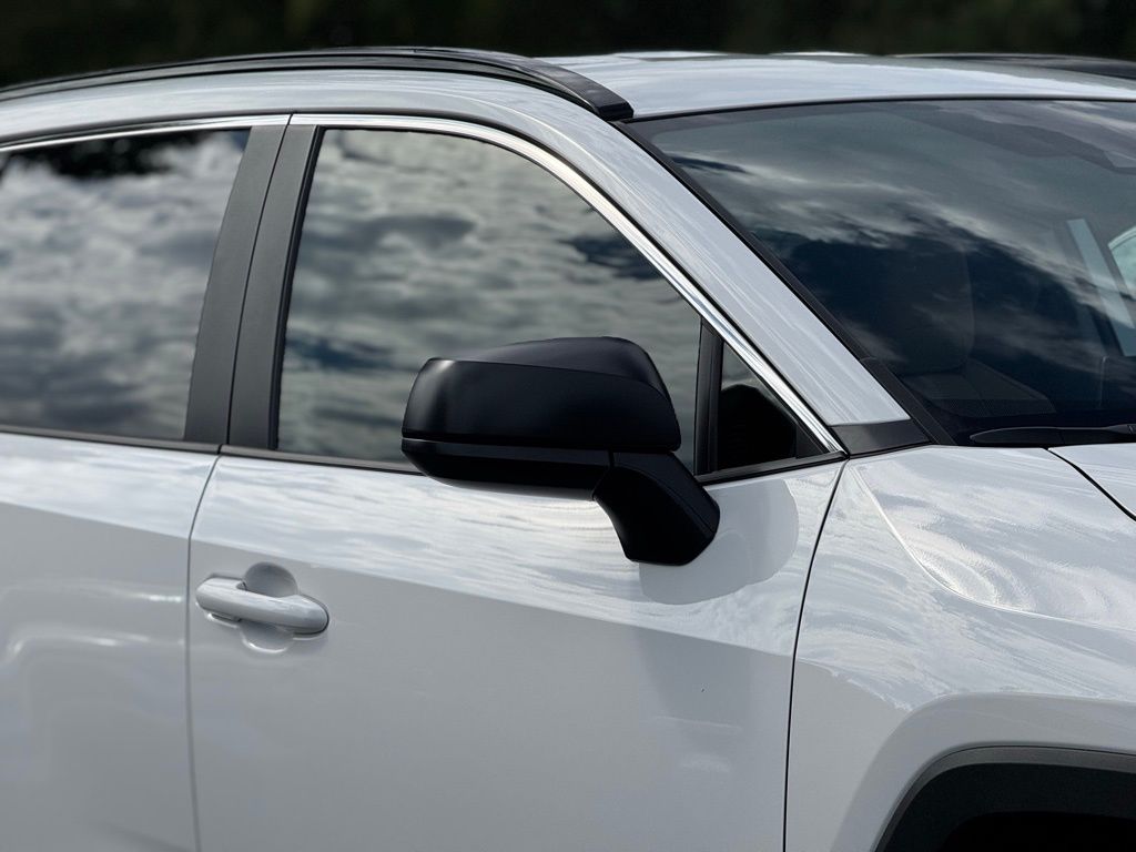 2025 Toyota RAV4 Hybrid LE photo 5